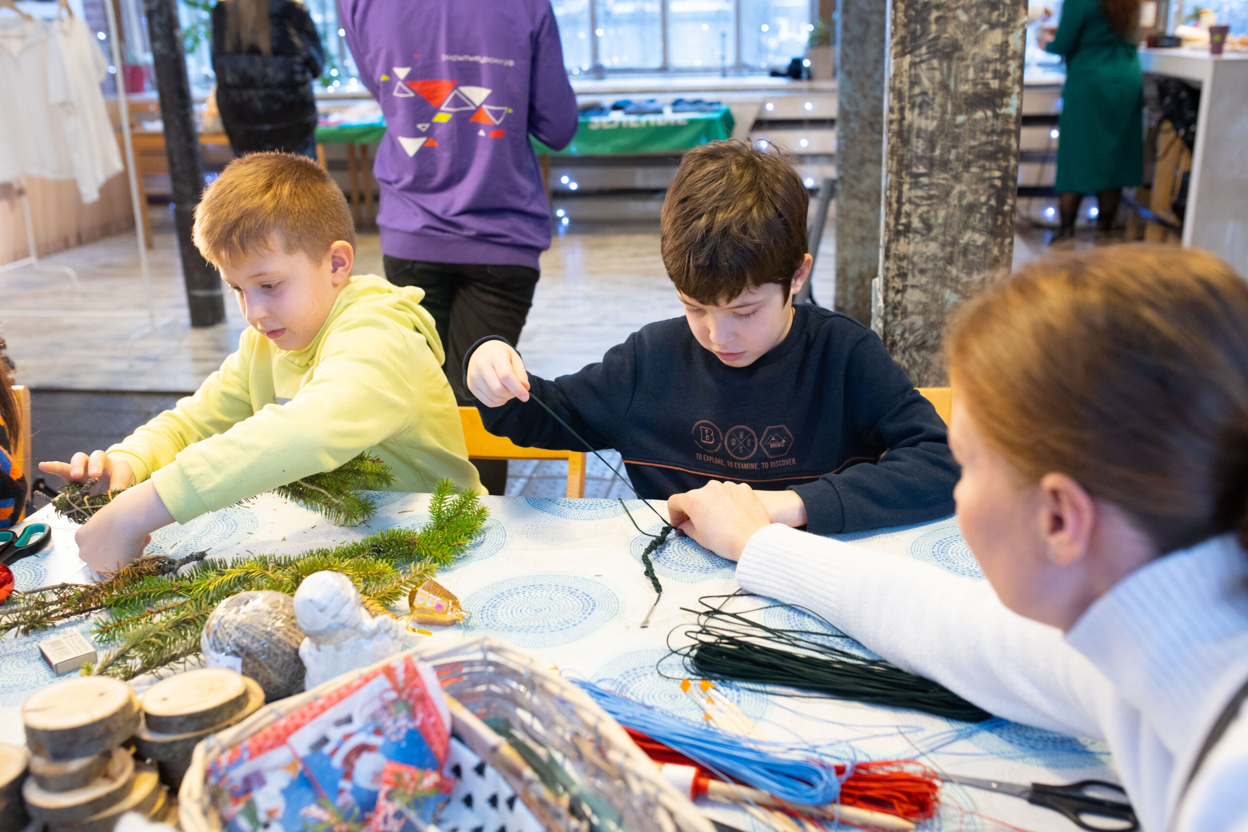 Костюм ниндзя и целая коробка советских игрушек: в Москве прошел предпраздничный своп Костюм ниндзя и целая коробка советских игрушек: в Москве прошел предпраздничный своп