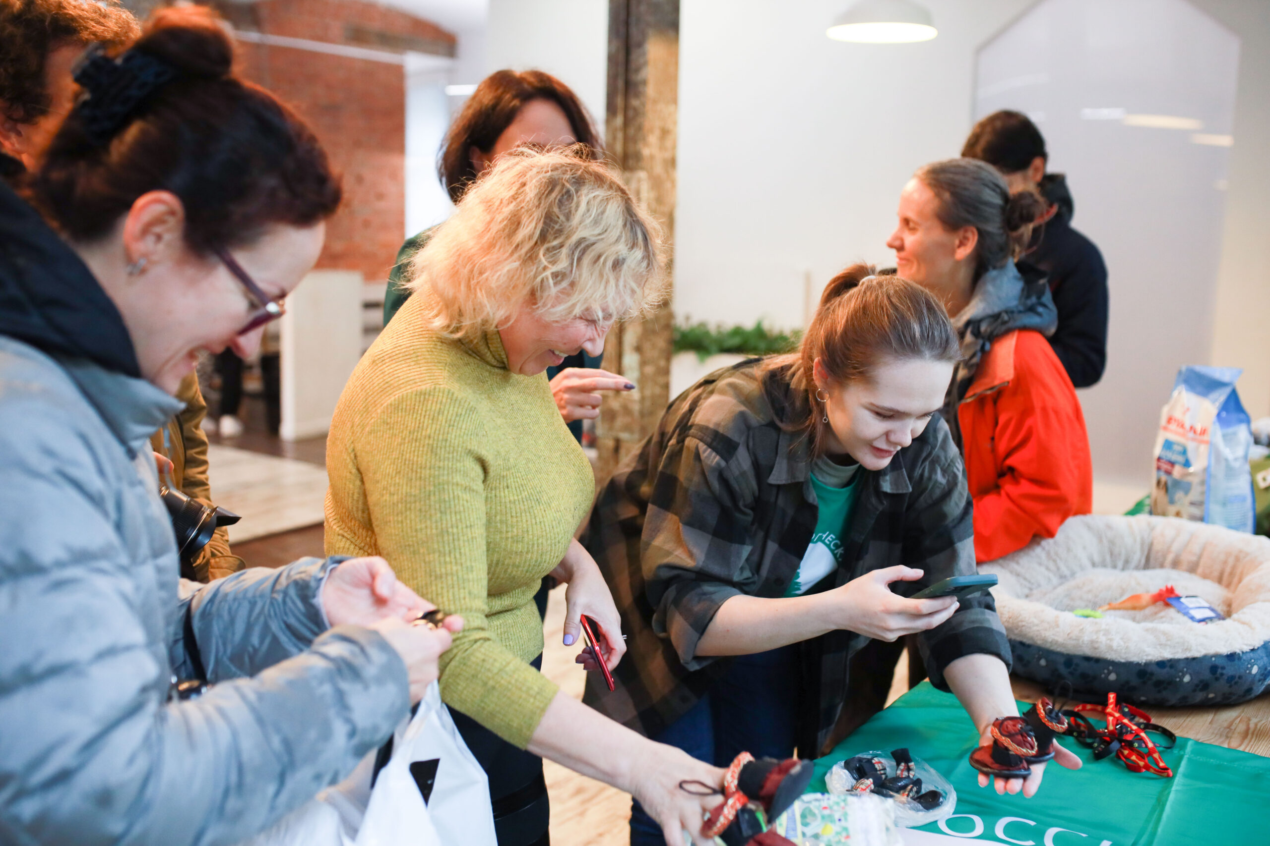 На «Зелёной субботе» приютам для бездомных животных жертвовали и семьи, и даже целые коллективы На «Зелёной субботе» приютам для бездомных животных жертвовали и семьи, и даже целые коллективы