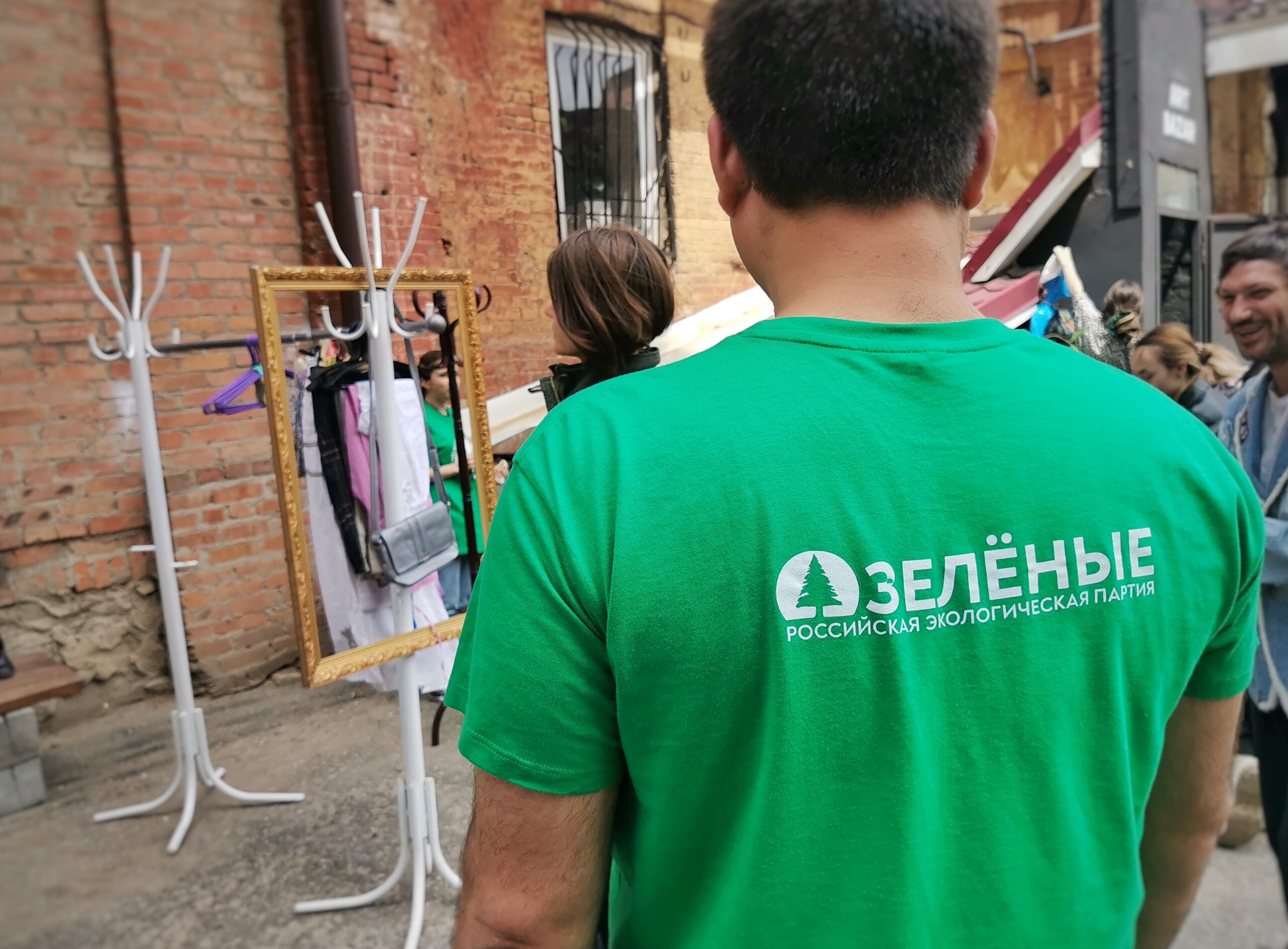 Вещи, которые передали участники «Зелёной субботы» в Ростове-на-Дону передадут проекту «Свалка», а также беженцам с Донбасса Вещи, которые передали участники «Зелёной субботы» в Ростове-на-Дону передадут проекту «Свалка», а также беженцам с Донбасса