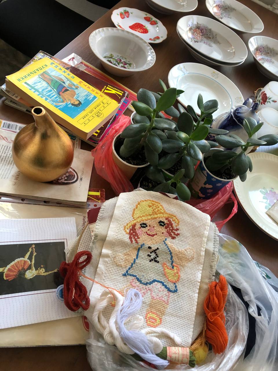 На «Зелёную субботу» самарцы принесли кожаную шляпу, замшевые ботильоны и рассаженные комнатные растения На «Зелёную субботу» самарцы принесли кожаную шляпу, замшевые ботильоны и рассаженные комнатные растения