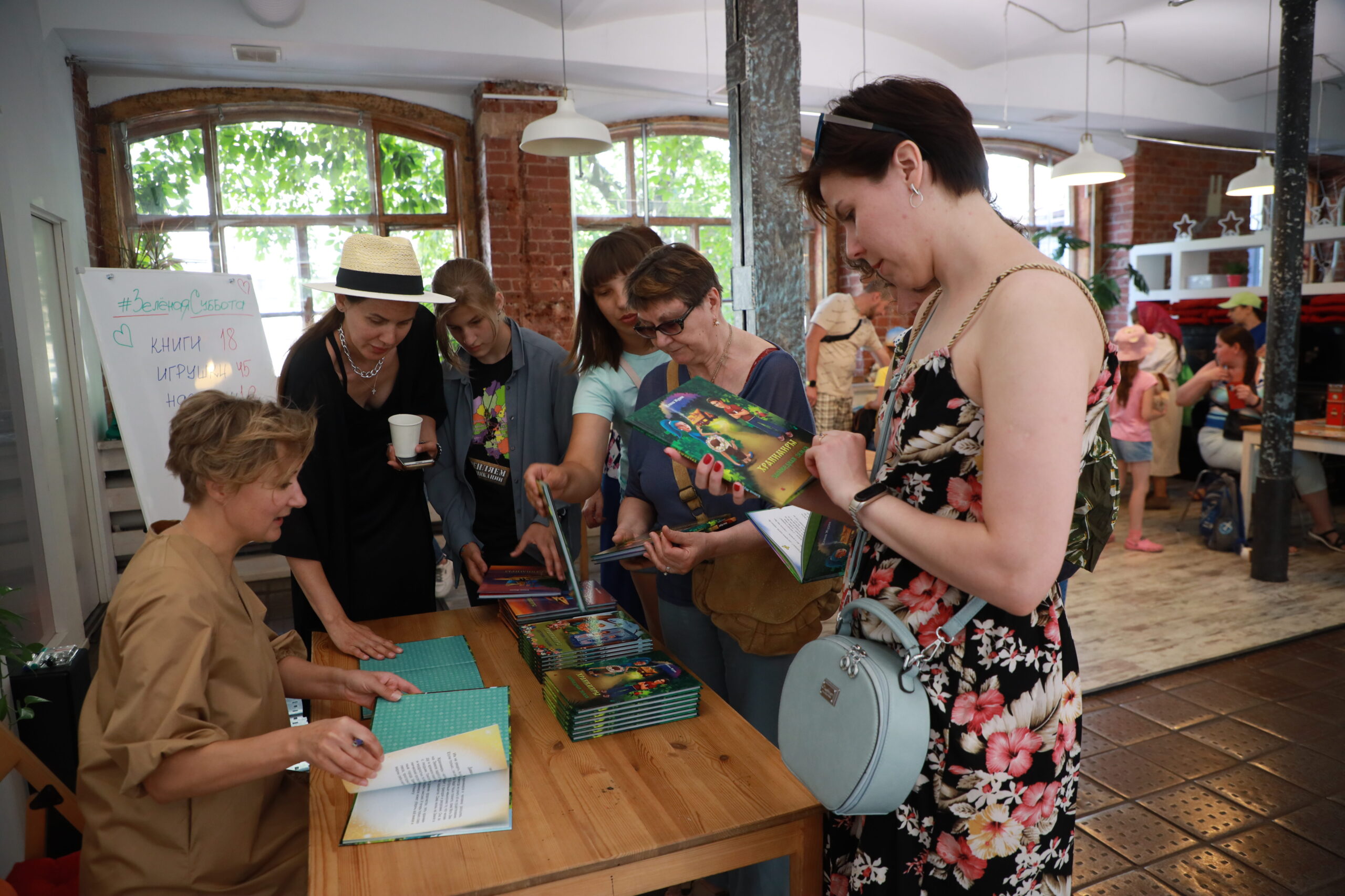 Москвичи принесли на «Зелёную субботу» более 1000 книг, игрушек и настолок Москвичи принесли на «Зелёную субботу» более 1000 книг, игрушек и настолок