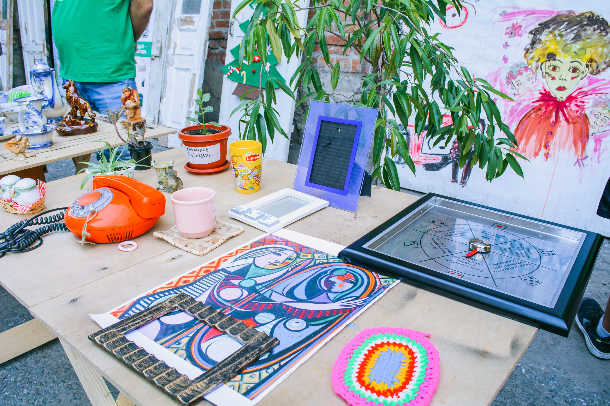 На «интерьерную» «Зелёную субботу» ростовчане принесли журнальный столик, репродукцию Пикассо ручной работы и каланхое Розалина На «интерьерную» «Зелёную субботу» ростовчане принесли журнальный столик, репродукцию Пикассо ручной работы и каланхое Розалина