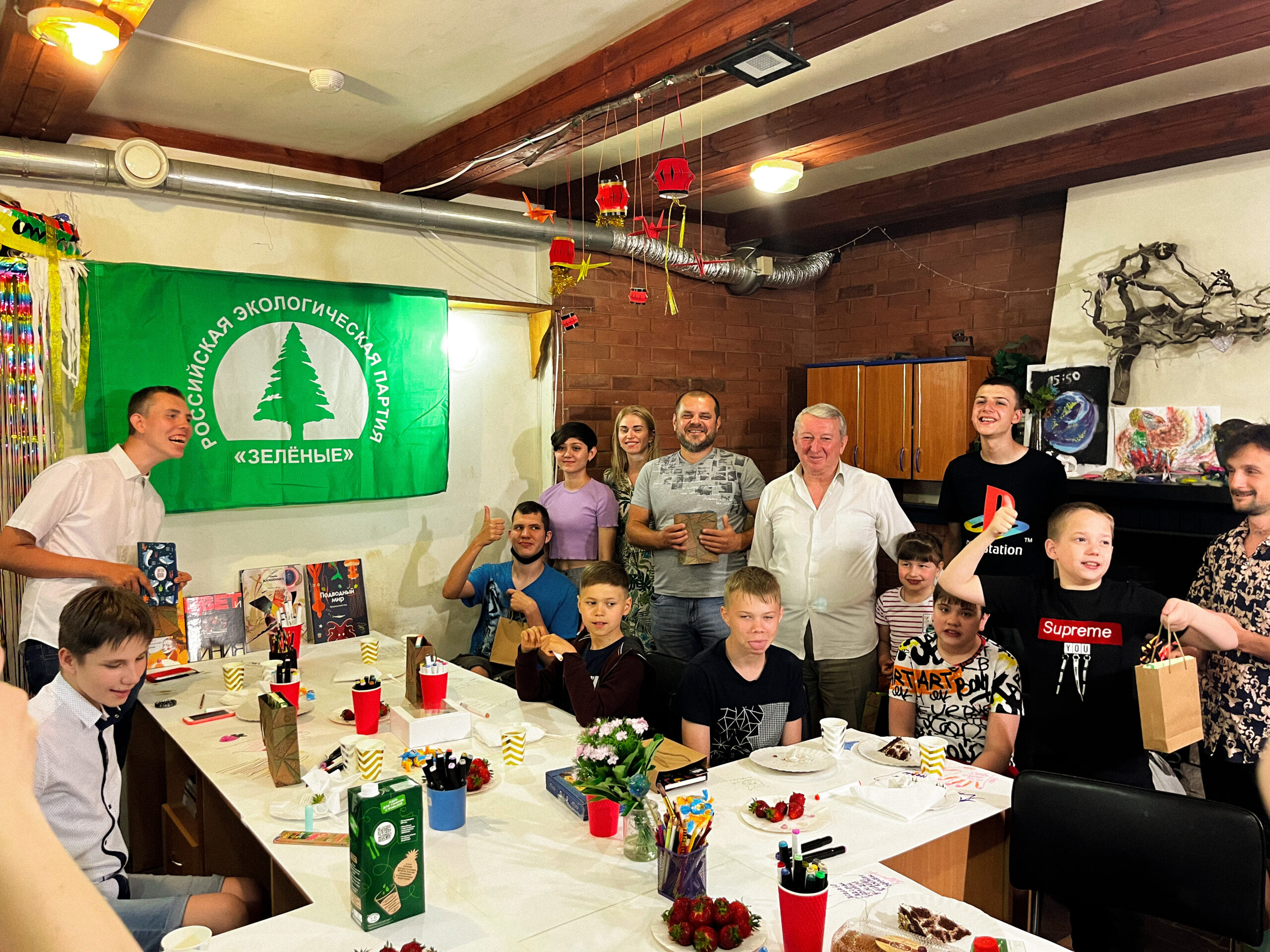 Крымские «ЗЕЛЁНЫЕ» вручили детям подарки на праздничном утреннике Крымские «ЗЕЛЁНЫЕ» вручили детям подарки на праздничном утреннике