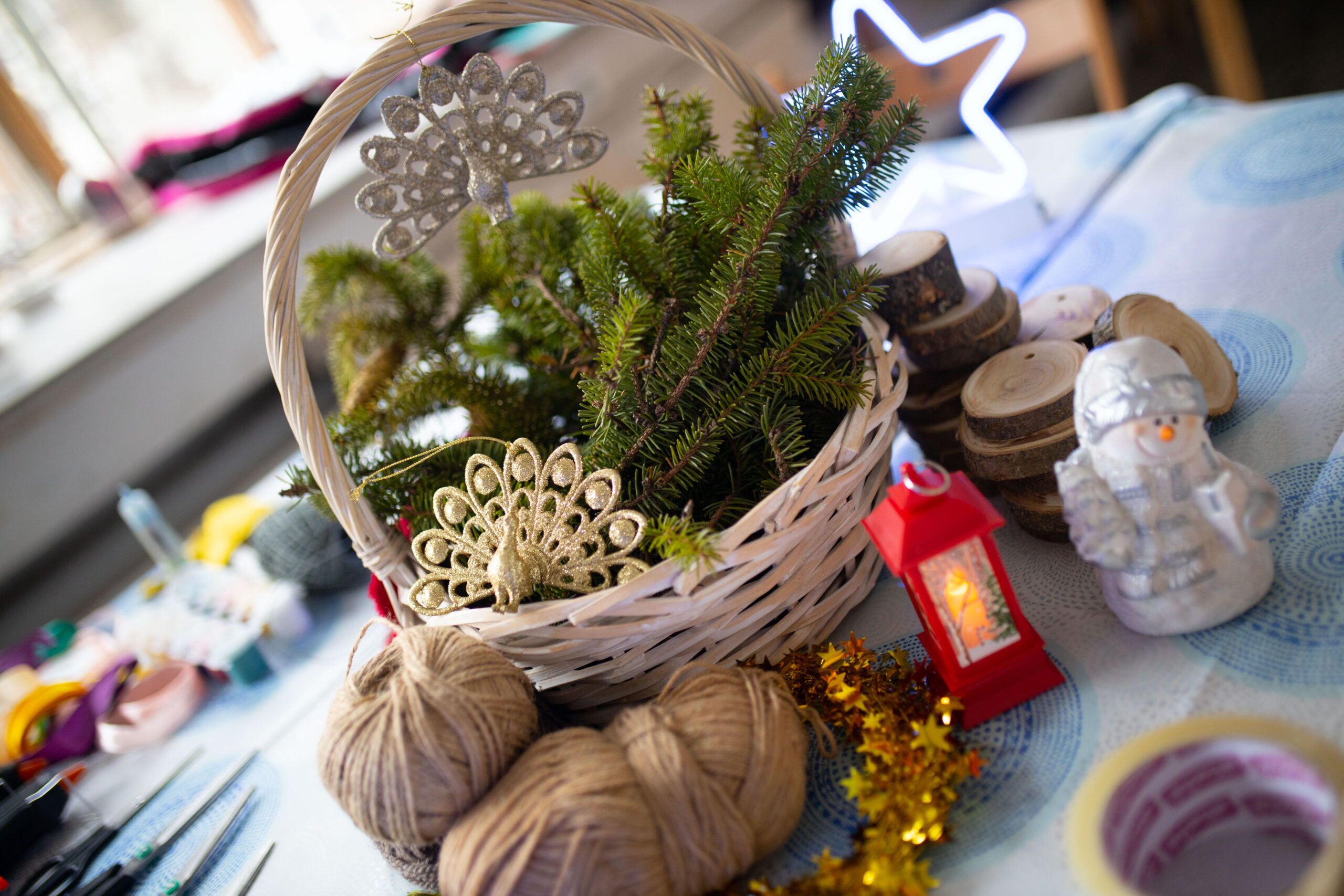 Костюм ниндзя и целая коробка советских игрушек: в Москве прошел предпраздничный своп Костюм ниндзя и целая коробка советских игрушек: в Москве прошел предпраздничный своп