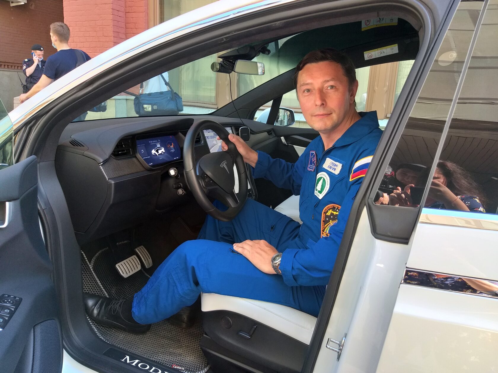 Партия «ЗЕЛЁНЫЕ» привезла документы в ЦИК на Tesla model X