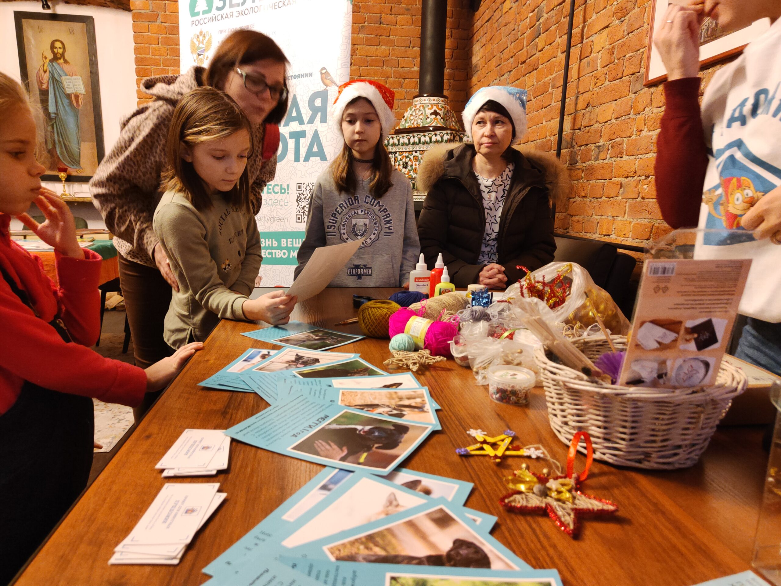 Ёлочные игрушки, новогодние сувениры и красная советская звезда – в Санкт-Петербурге прошла предновогодняя «Зелёная суббота» Ёлочные игрушки, новогодние сувениры и красная советская звезда – в Санкт-Петербурге прошла предновогодняя «Зелёная суббота»