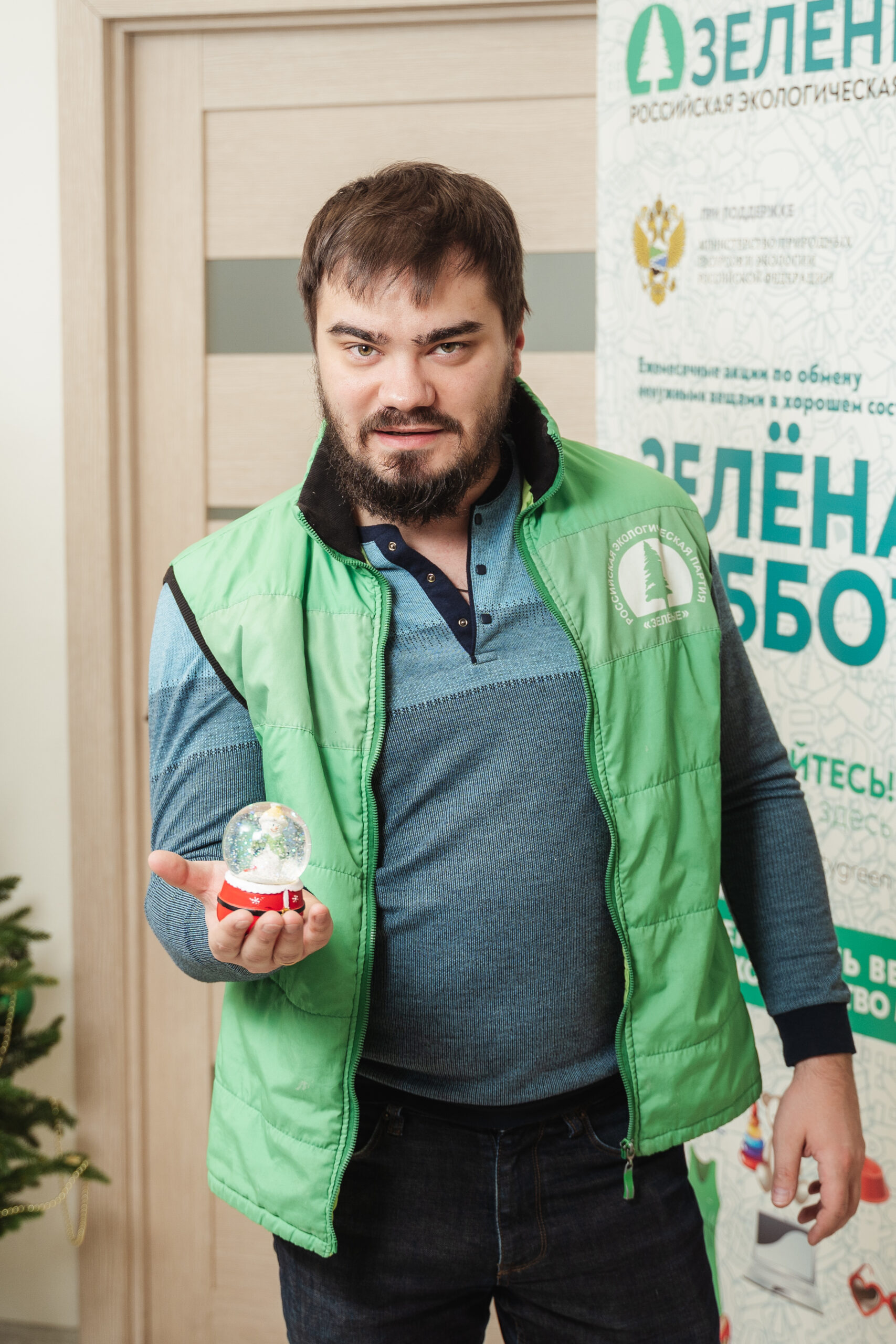 Ёлочные игрушки снежный шар и новогодние шапки – в Новосибирске прошла предновогодняя «Зелёная суббота» Ёлочные игрушки снежный шар и новогодние шапки – в Новосибирске прошла предновогодняя «Зелёная суббота»