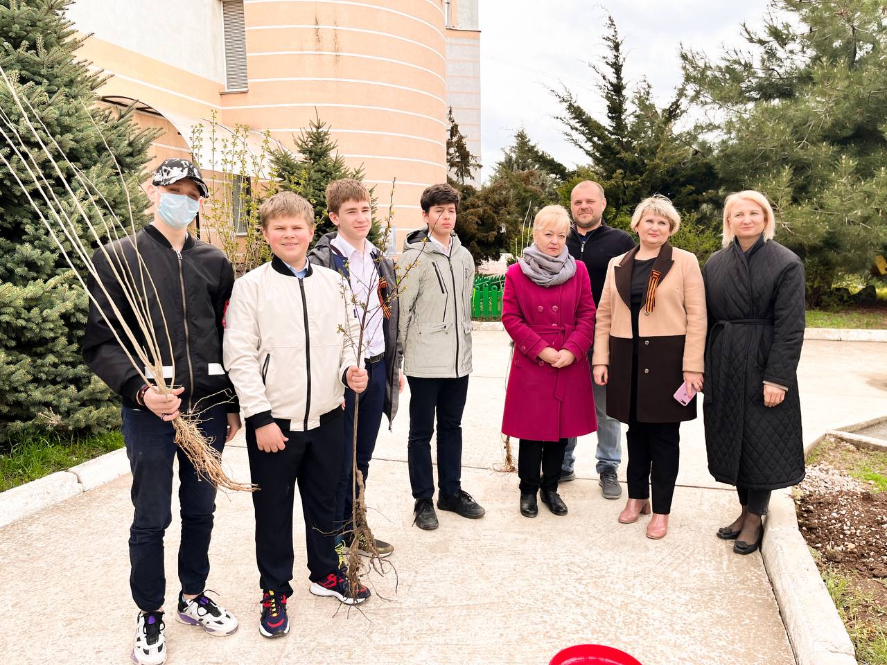 Крымские «ЗЕЛЁНЫЕ» высадили деревья в рамках акции «Сад памяти» Крымские «ЗЕЛЁНЫЕ» высадили деревья в рамках акции «Сад памяти»
