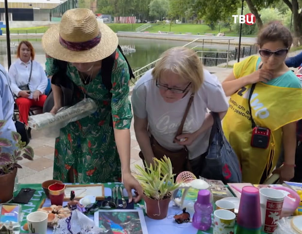 ТВ ЦЕНТР: Москвичи смогли обменяться вещами в рамках акции "Зеленая суббота" ТВ ЦЕНТР: Москвичи смогли обменяться вещами в рамках акции "Зеленая суббота"