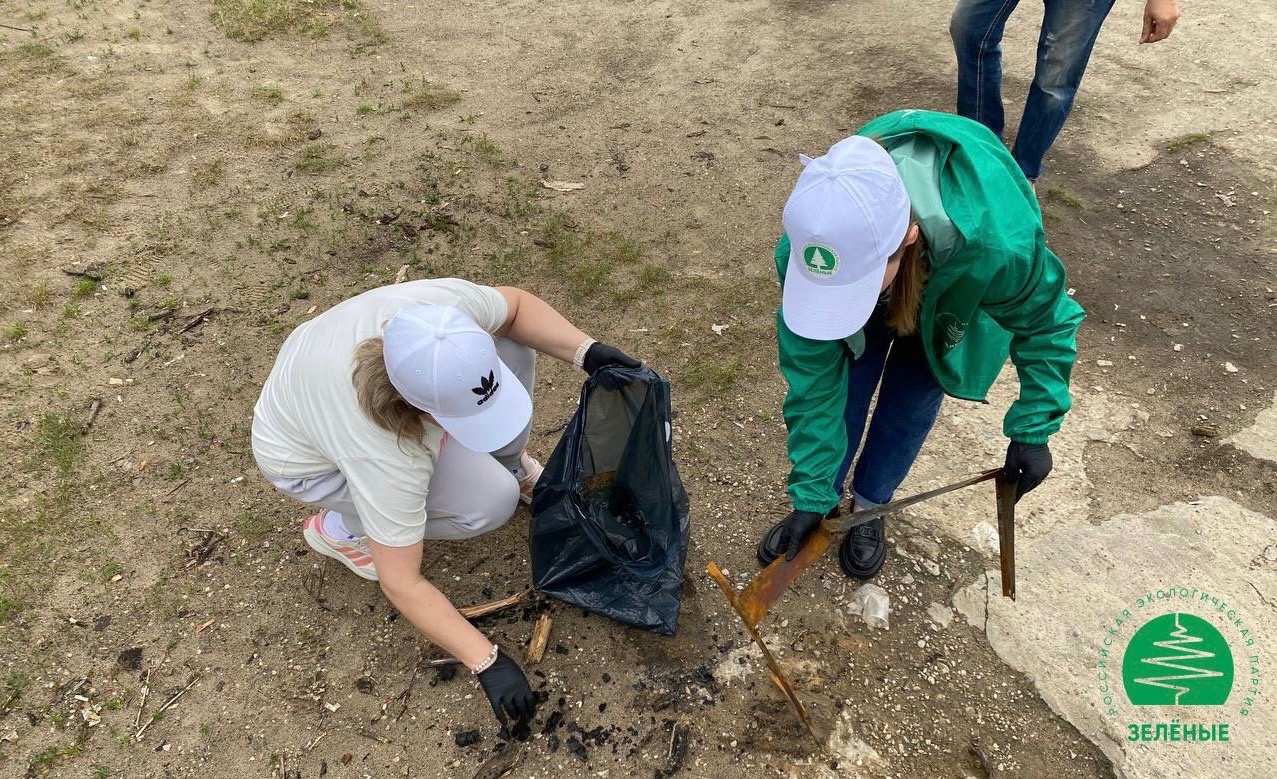 В День России калужские «ЗЕЛЁНЫЕ» провели субботник на набережной Яченского водохранилища В День России калужские «ЗЕЛЁНЫЕ» провели субботник на набережной Яченского водохранилища