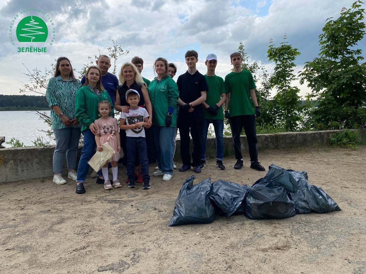 В День России калужские «ЗЕЛЁНЫЕ» провели субботник на набережной Яченского водохранилища