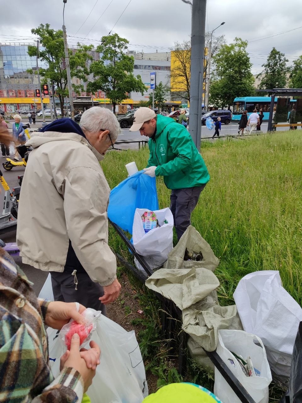 «ЗЕЛЁНЫЕ» на акции «Сортируй» собрали более 30 мешков вторсырья у жителей Петербурга «ЗЕЛЁНЫЕ» на акции «Сортируй» собрали более 30 мешков вторсырья у жителей Петербурга