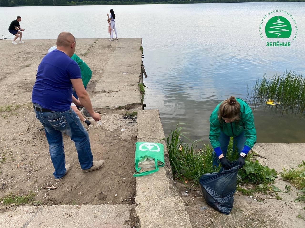 В День России калужские «ЗЕЛЁНЫЕ» провели субботник на набережной Яченского водохранилища В День России калужские «ЗЕЛЁНЫЕ» провели субботник на набережной Яченского водохранилища