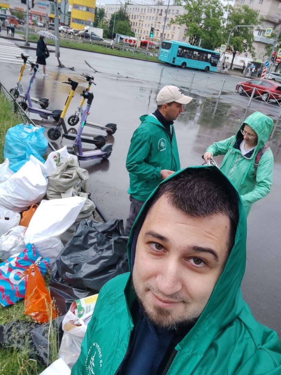 «ЗЕЛЁНЫЕ» на акции «Сортируй» собрали более 30 мешков вторсырья у жителей Петербурга