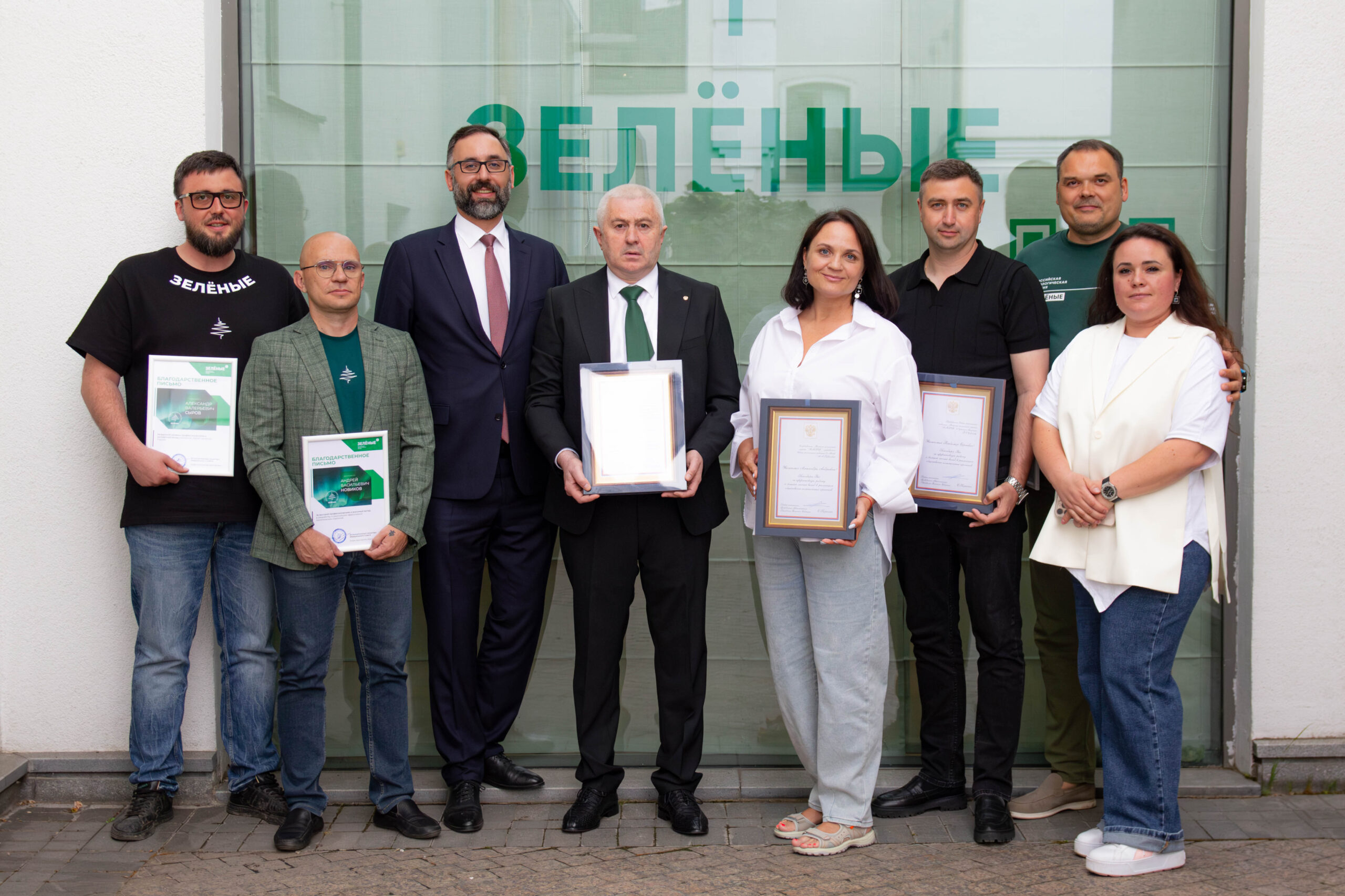 Представители партии «ЗЕЛЁНЫЕ» получили благодарственные письма за реализацию общественно-политических проектов.