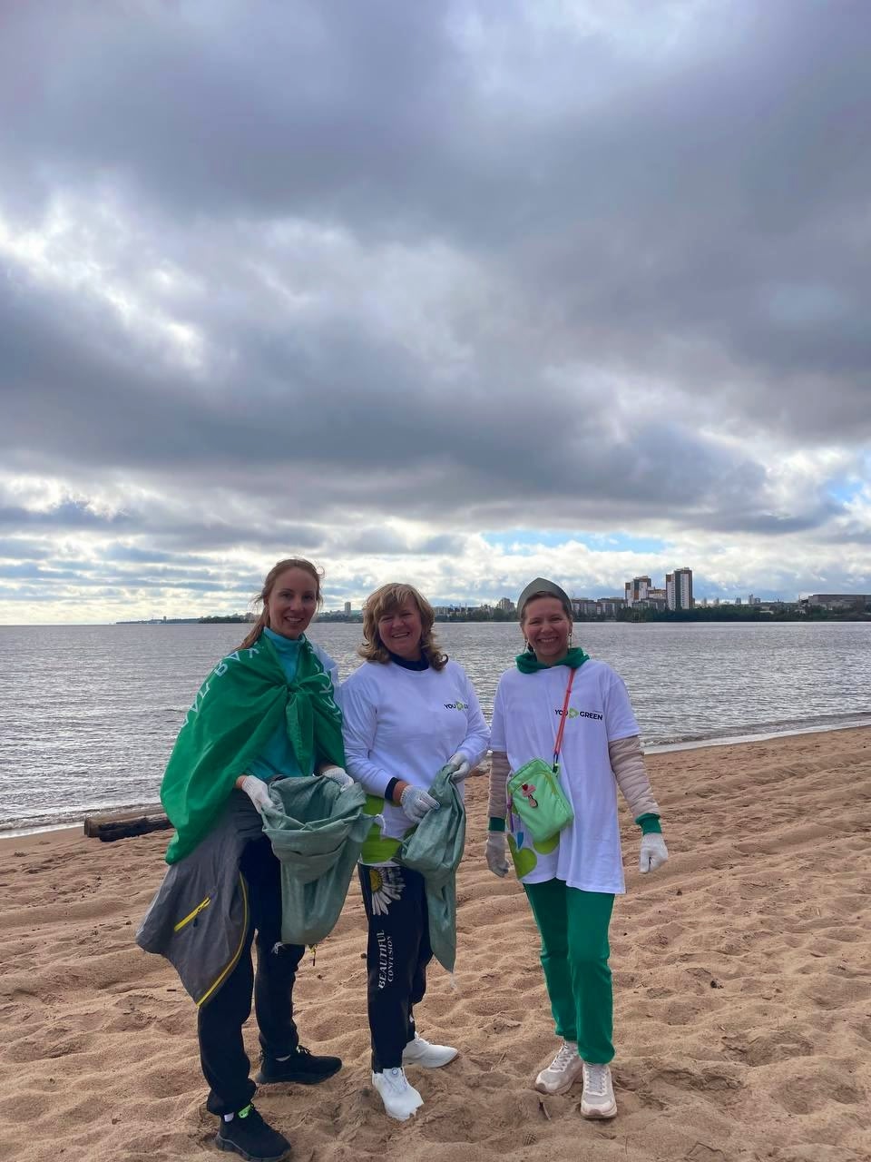 Карельские «ЗЕЛЁНЫЕ» провели субботник на пляже «Пески» в Петрозаводске Карельские «ЗЕЛЁНЫЕ» провели субботник на пляже «Пески» в Петрозаводске