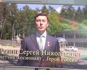 Сопредседатель партии «Зелёные» Сергей Ревин поздравил юных калужан с вручением паспорта