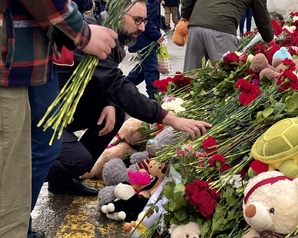 В День общенационального траура «Зеленые» возложили цветы к народному мемориалу у «Крокус Сити Холла»