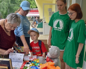 Жители Тулы принесли на «Зелёную субботу» более 300 книг, игрушек и предметов одежды