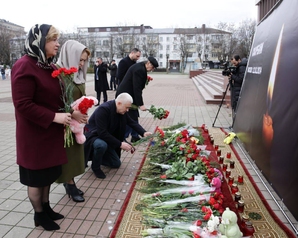 В Нальчике член Федерального совета партии «Зеленые» депутат Парламента КБР Аслан Алтуев возложил цветы к мемориалу в память о жертвах теракта в «Крокус Сити Холле»