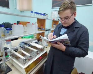 15-летний Борис Воловик продолжил эксперимент по диспергированию нефти. На этот раз в лабораторных условиях