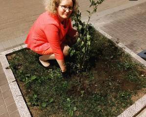 Елена Тимофеева посадила дерево рядом со своим домом