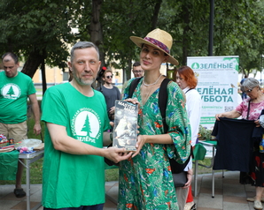 На «интерьерную» «Зелёную субботу» москвичи принесли винтажную посуду, индийские статуэтки и редкие кактусы