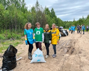 Архангельские «Зелёные» приняли участие в уборке мусора под Новодвинском